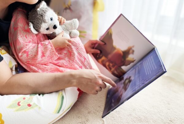 親子の触れ合い　読み聞かせ