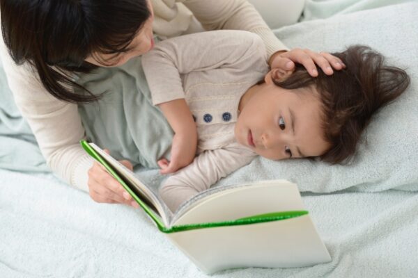 寝床で読み聞かせ