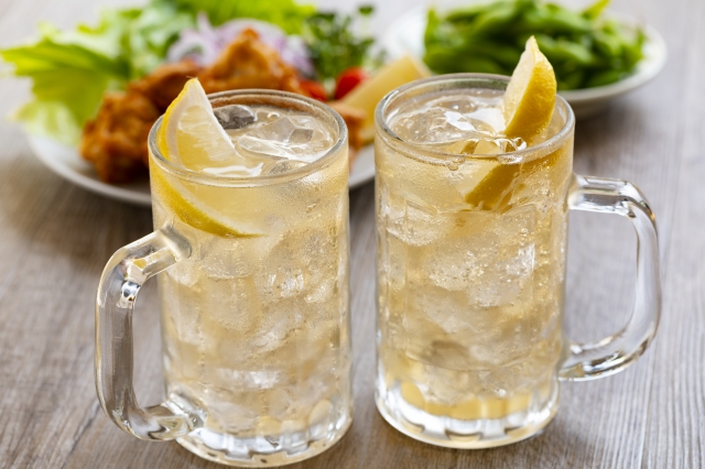 炭酸水で割って飲むハイボール